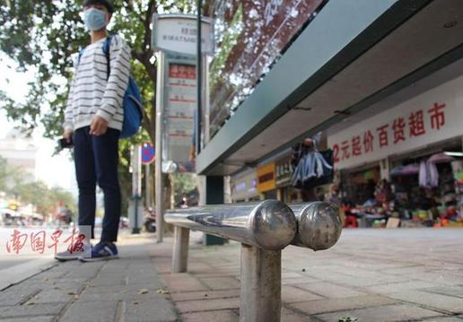 “奇葩”候車椅離地僅20厘米 相關(guān)部門將整改(圖)