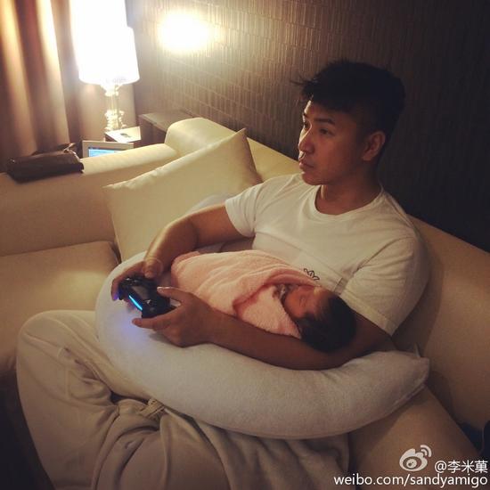 歐弟帶娃不忘玩游戲