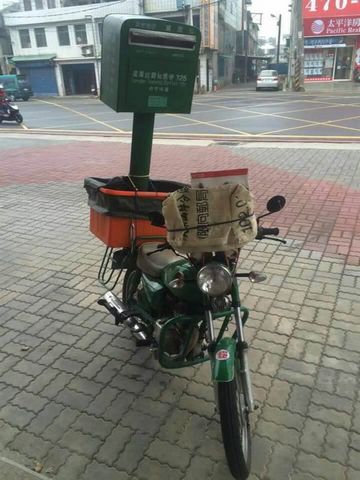臺灣一郵差偷懶求方便載著郵筒到處跑(圖)