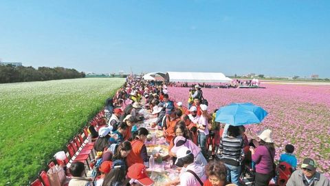 云林舉辦花海節(jié)千人包紅龜粿好吃又好玩(圖)