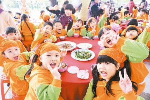 臺幼兒園舉辦春節(jié)活動小朋友們變老板賣萌搶客人