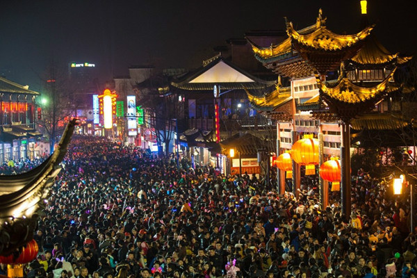 南京夫子廟2天賞燈客超50萬 元宵節(jié)雨夜仍爆滿