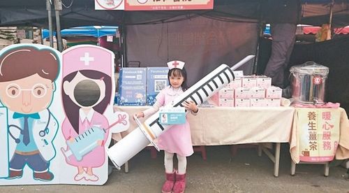 萌妹子變小護(hù)士擺攤賣(mài)愛(ài)心餅民眾直呼“超可愛(ài)”