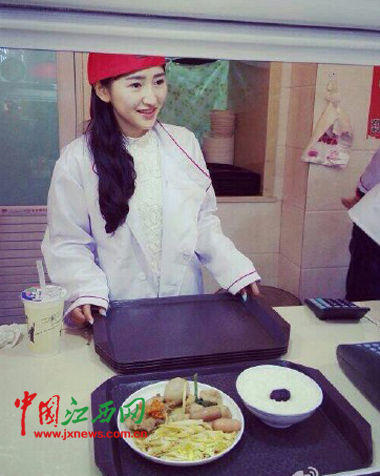 江西師大“食堂女神”爆紅網(wǎng)絡(luò)(圖片來(lái)源于網(wǎng)絡(luò))