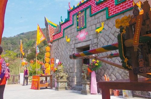 臺(tái)鄉(xiāng)民抱棉被打盹“祈夢(mèng)”廟里睡成一片(圖)