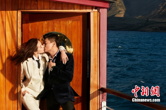 隆詩(shī)最新婚紗照曝光 劉詩(shī)詩(shī)婚紗價(jià)值300萬(wàn)(組圖)