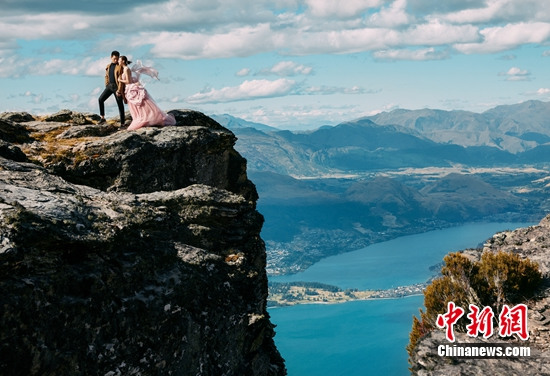 隆詩(shī)最新婚紗照曝光 劉詩(shī)詩(shī)婚紗價(jià)值300萬(wàn)(組圖)