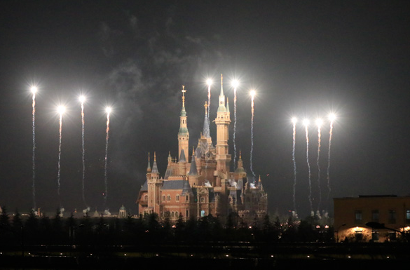 迪士尼現(xiàn)半小時焰火秀 測試樂園設備還將繼續(xù)(組圖)