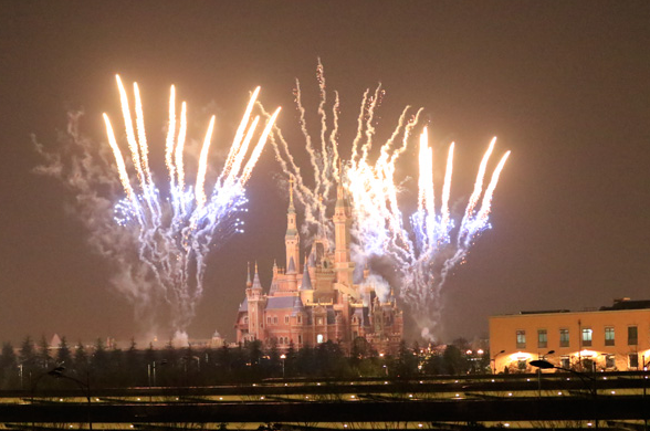 迪士尼現(xiàn)半小時焰火秀 測試樂園設備還將繼續(xù)(組圖)