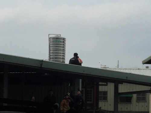 臺(tái)灣男子抱著4個(gè)多月大女嬰鬧跳樓被警方制伏