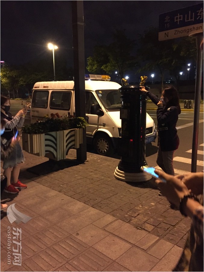 外灘“網(wǎng)紅”郵筒鹿角被拆 何時亮相還是未知數(shù) 外灘“網(wǎng)紅”郵筒鹿角被拆 何時亮相還是未知數(shù)