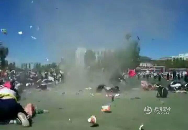 小學開運動會場地突發(fā)龍卷風 學生被卷起數(shù)米高 小學開運動會場地突發(fā)龍卷風 學生被卷起數(shù)米高