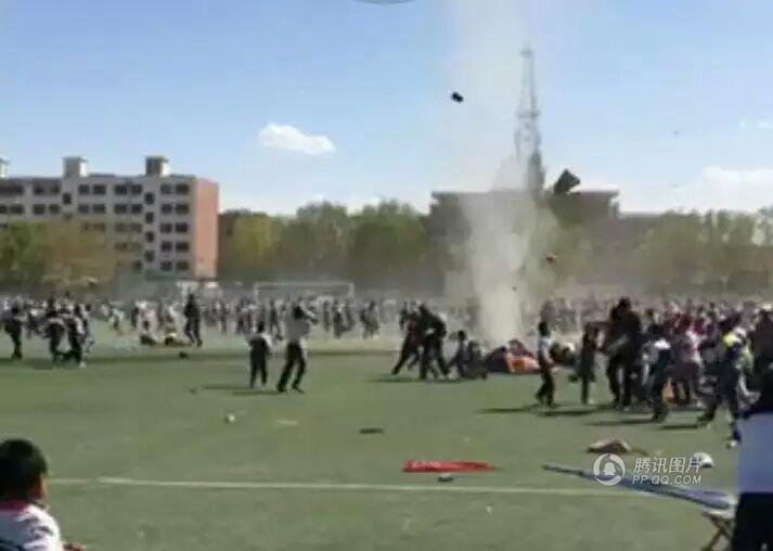 小學開運動會場地突發(fā)龍卷風 學生被卷起數(shù)米高 小學開運動會場地突發(fā)龍卷風 學生被卷起數(shù)米高