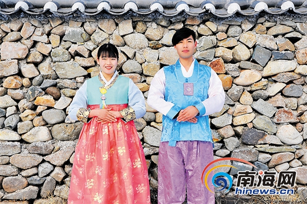 85后夫妻辭職環(huán)游全國(guó) 拍56套民族結(jié)婚照 85后夫妻辭職環(huán)游全國(guó) 拍56套民族結(jié)婚照