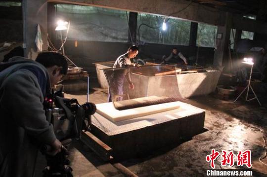 臺灣《大陸尋奇》電視欄目走進四川夾江采訪拍攝