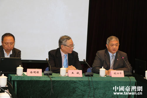 上海市臺(tái)協(xié)會(huì)常務(wù)副會(huì)長(zhǎng)胡興中(右)發(fā)言