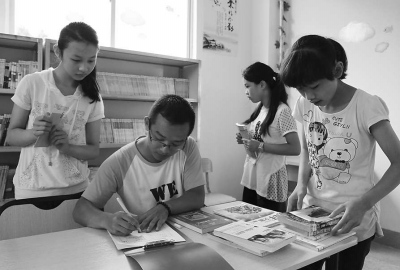 閩臺學(xué)子為山區(qū)孩子建“愛心書屋”(圖)