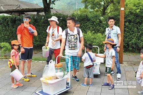 《爸爸2》臺(tái)灣拍攝:Kimi萌力爆發(fā)姐姐笑呵呵(圖) 《爸爸2》臺(tái)灣拍攝:Kimi萌力爆發(fā)姐姐笑呵呵(圖)