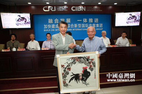 互贈(zèng)書畫作品(中國臺(tái)灣網(wǎng) 孫伊靜 攝) 互贈(zèng)書畫作品(中國臺(tái)灣網(wǎng) 孫伊靜 攝)