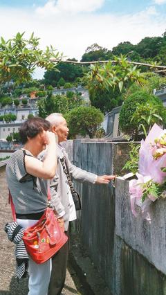 上海老翁尋臺(tái)灣親人一甲子牌位前認(rèn)親