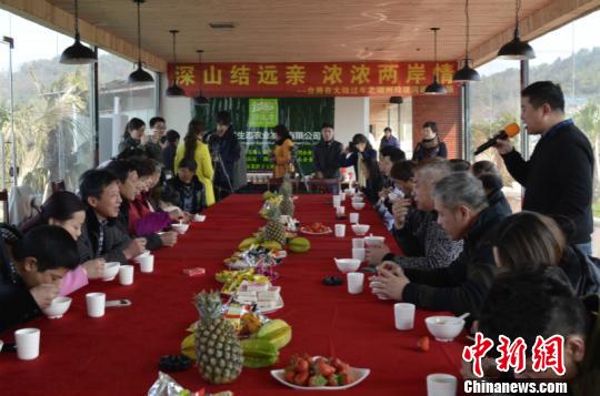 浙江臺商“入鄉(xiāng)隨俗”與村民歡度小年夜 浙江臺商“入鄉(xiāng)隨俗”與村民歡度小年夜