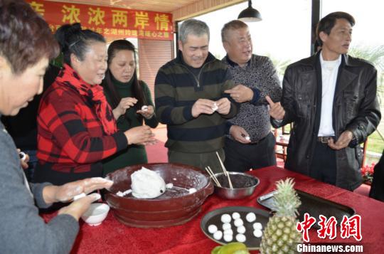 浙江臺商“入鄉(xiāng)隨俗”與村民歡度小年夜 浙江臺商“入鄉(xiāng)隨俗”與村民歡度小年夜