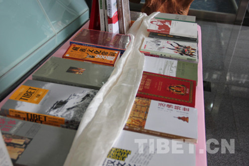 中國(guó)藏學(xué)研究中心向臺(tái)灣昆山科技大學(xué)贈(zèng)書(shū)(圖)