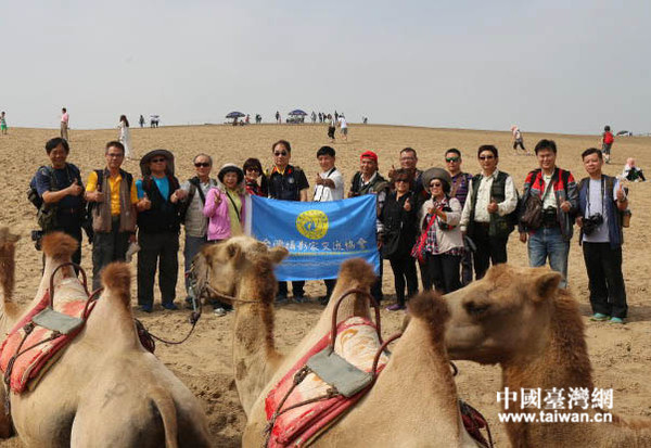 一帶一路看寧夏采風團走進沙湖。(中國臺灣網(wǎng)記者 李岳 攝)