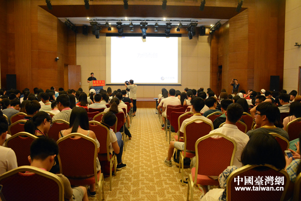 “情系青春——兩岸青年八閩行”參訪團(tuán)在平潭臺(tái)灣創(chuàng)意園與兩岸青年創(chuàng)客交流創(chuàng)業(yè)經(jīng)驗(yàn)