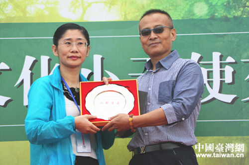 兩岸代表互贈紀念品 兩岸代表互贈紀念品