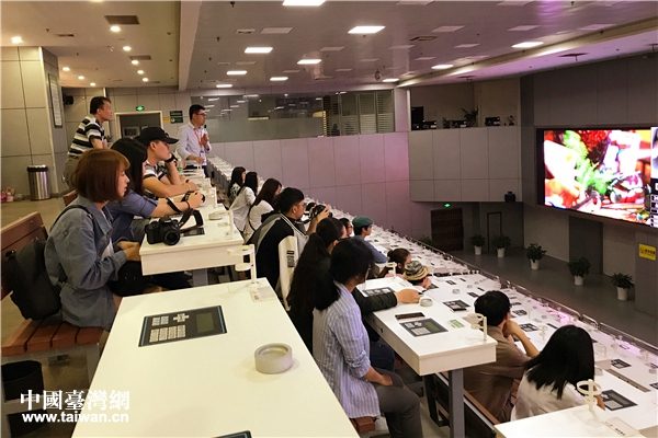 �ɰ���У�����ڶ��ϻ�����ӽ����������uһ�d�w�(y��n)�r�����u����