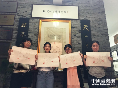 臺(tái)灣學(xué)生學(xué)習(xí)木版水印工藝 臺(tái)灣學(xué)生學(xué)習(xí)木版水印工藝