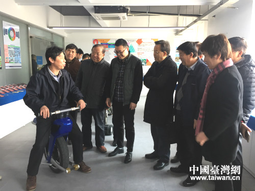 兩岸企業(yè)家峰會(huì)成長型和中小企業(yè)合作推進(jìn)小組參觀“淘富成真”平臺孵化的科技產(chǎn)品 兩岸企業(yè)家峰會(huì)成長型和中小企業(yè)合作推進(jìn)小組參觀“淘富成真”平臺孵化的科技產(chǎn)品