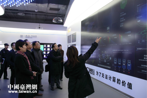 兩岸企業(yè)家峰會(huì)成長型和中小企業(yè)合作推進(jìn)小組在云棲小鎮(zhèn)國際會(huì)展中心參觀考察 兩岸企業(yè)家峰會(huì)成長型和中小企業(yè)合作推進(jìn)小組在云棲小鎮(zhèn)國際會(huì)展中心參觀考察