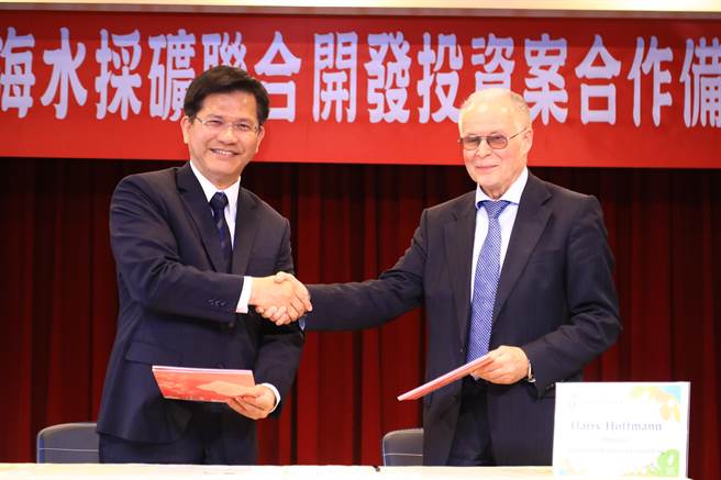 林佳龍終于為臺中拉來1100億巨額大單 卻成了臺灣最大笑話 林佳龍終于為臺中拉來1100億巨額大單 卻成了臺灣最大笑話