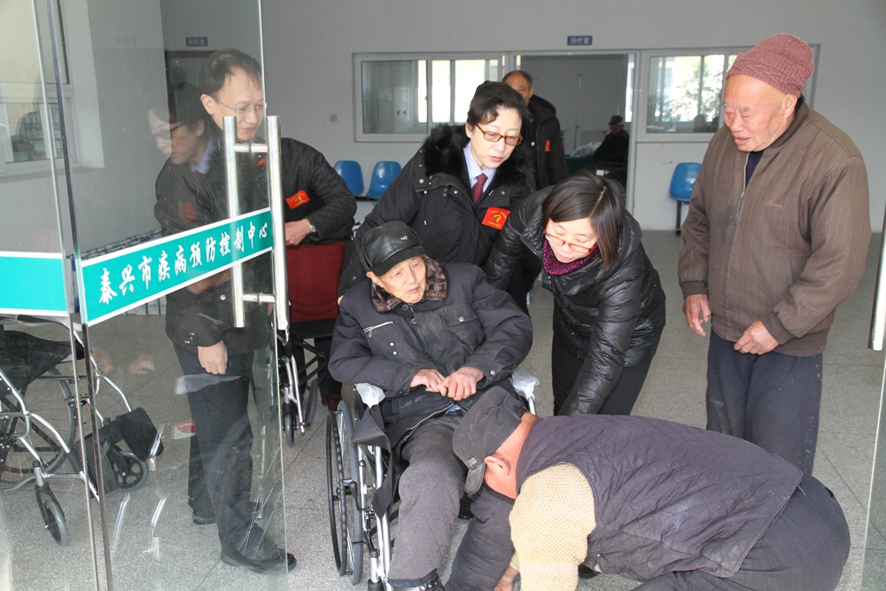 江蘇檢驗(yàn)檢疫系統(tǒng)的志愿者到麻風(fēng)村服務(wù) 江蘇檢驗(yàn)檢疫系統(tǒng)的志愿者到麻風(fēng)村服務(wù)