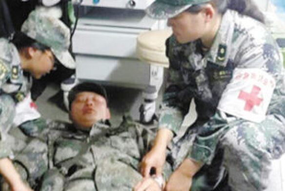 解放軍炊事員暈倒的前前后后 解放軍炊事員暈倒的前前后后