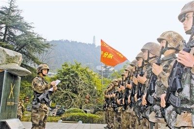 官兵在紀(jì)念雕塑前聆聽(tīng)紅軍強(qiáng)渡嘉陵江的戰(zhàn)斗故事