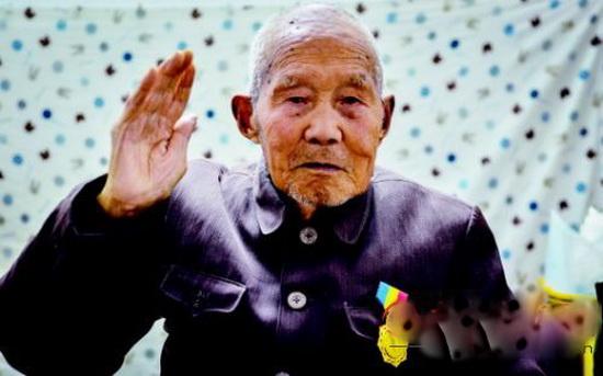 抗戰(zhàn)老兵回憶淞滬會(huì)戰(zhàn):最慘烈時(shí)十個(gè)人活了倆