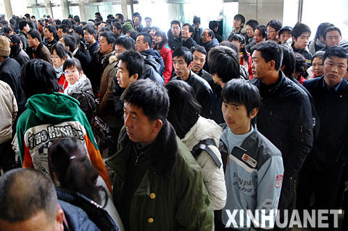 1��13�����y����܇վ��Ʊ��d��(n��i)���ܶ��ÿ��ڵȴ�ُƱ����(d��ng)�գ��y��2008�괺�\(y��n)��܇Ʊ�_ʼ�l(f��)����D��Z���^���R����܇��ǰ10����Ʊ��ÿ���ÿ�һ����ُ5��Ӳ�P��10��Ӳ��Ʊ��