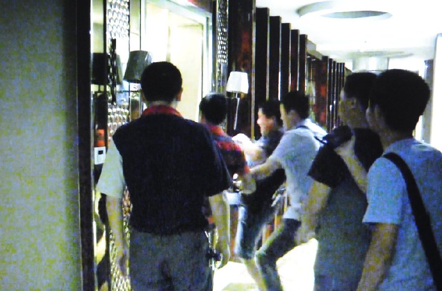 貴州警方偵破特大網(wǎng)絡(luò)賭球案 抓獲嫌犯20人 貴州警方偵破特大網(wǎng)絡(luò)賭球案 抓獲嫌犯20人