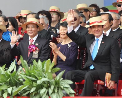 馬英九王金平同戴草帽隔周美青交談(圖)