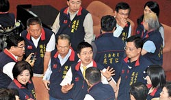 臺灣朝野戰(zhàn)斗背心被吐槽藍營“黑戰(zhàn)袍”被批厚重