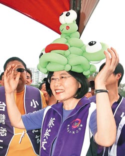 蔡英文蘇貞昌為選舉造勢臺(tái)北新北市長選戰(zhàn)激烈