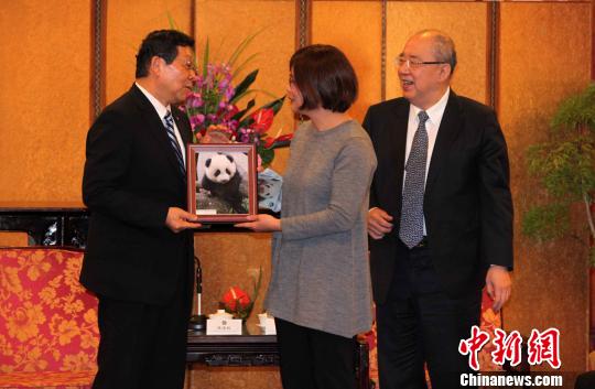 陳德銘臺(tái)北“看”贈(zèng)臺(tái)大熊貓圓仔(圖)