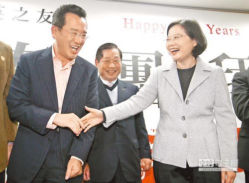 蔡英文演說(shuō)如“黨主席宣言”頻頻看稿非常謹(jǐn)慎