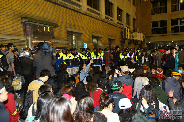 江宜樺:對失控抗議群眾感到痛心 將加派警力強(qiáng)制驅(qū)離 江宜樺:對失控抗議群眾感到痛心 將加派警力強(qiáng)制驅(qū)離