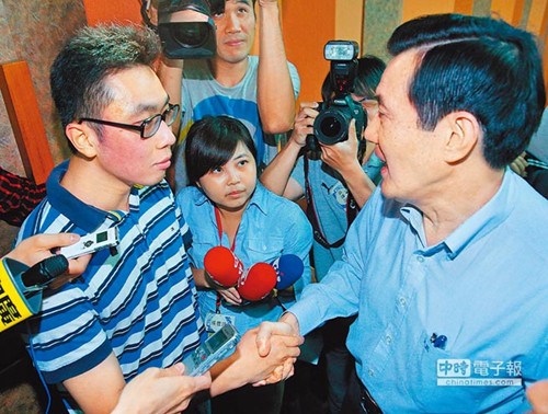 臺反服貿(mào)學生“深入敵營”當馬英九面自抽巴掌(圖)