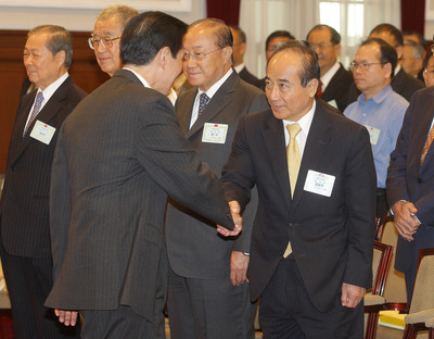 馬英九王金平同場智庫勸和時而交談互動頻繁(圖)