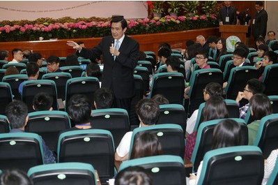 �RӢ�ž�6������20�����_���Ї��t(y��)ˎ��W(xu��)�e��ӛ�ߕ���У�@��Մ�����RӢ����һ푑�(y��ng)�W(xu��)���ᆖ�� �DƬ��Դ���_���������硱